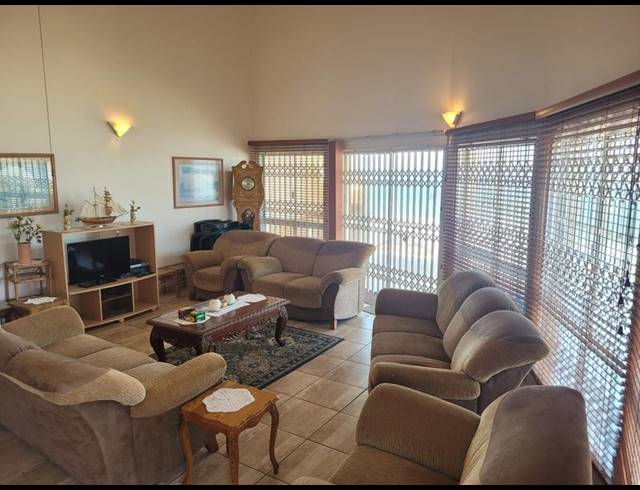 3 BEDROOM PROPERTY TO RENT IN UVONGO BEACH